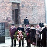 Blok 11, nazywany przez więźniów Blokiem Śmierci. Tu zginął o. Kolbe, a obok na dziedzińcu rozstrzelano tysiące więźniów.  Tu trafiła rodzina  Kusiów.