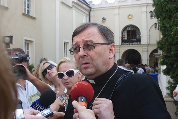 Abp Józef Życiński w otoczeniu dziennikarzy na Jasnej Górze w 2008 roku.