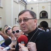 Abp Józef Życiński w otoczeniu dziennikarzy na Jasnej Górze w 2008 roku.