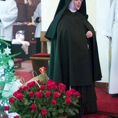 S. Beata przez 50 lat życia w klasztorze posługiwała w zakrystii. Teraz uczy tej służby młodszą od siebie s. Faustynę.