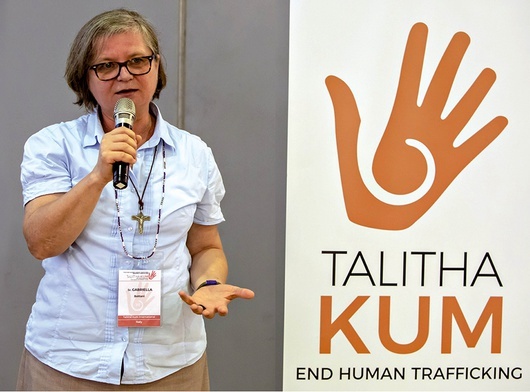 S. Gabriela Botanni jest międzynarodową koordynatorką sieci Talitha Kum, skupiającej różne środowiska zakonne walczące z handlem ludźmi i pomagające ofiarom tego procederu.