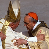 Kard. Jorge Bergoglio odebrał paliusz z rąk Jana Pawła II.