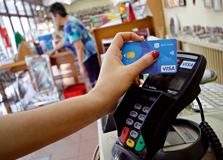 Od kilkunastu lat Polacy mogą korzystać z kart zbliżeniowych  Mastercard i Visa.
