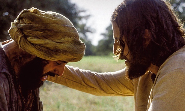 Jezus (Jonathan Roumie) uzdrawia trędowatego.
