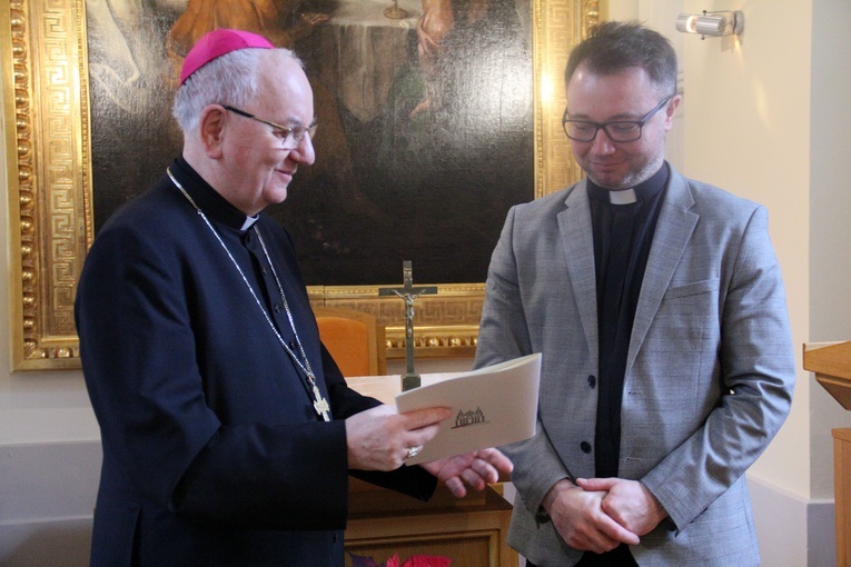Nominacja została wręczona ks. Rafałowi podczas spotkania w biskupiej kaplicy.