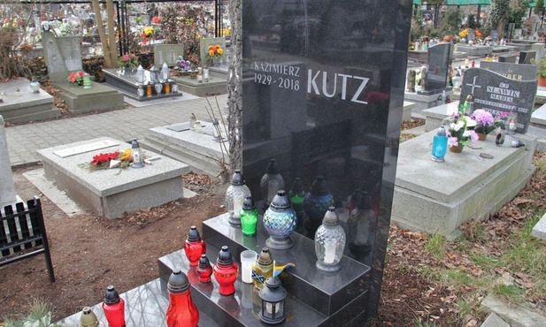 Ktoś wydrapał krzyż na nagrobku Kazimierza Kutza
