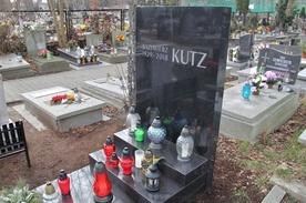Ktoś wydrapał krzyż na nagrobku Kazimierza Kutza