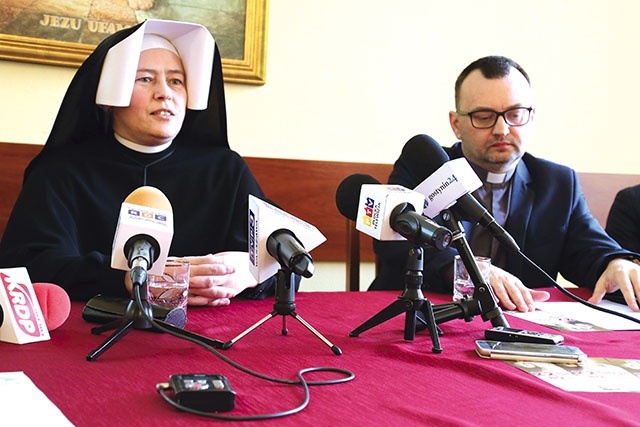 ▲	Siostra Jolanta Pietrasińska i ks. rektor Tomasz Brzeziński na konferencji prasowej mówili o planach promocji tego świętego miejsca.