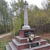 ▲	Przejeżdżający drogą krajową nr 60 mijają pomnik, który wskazuje na miejsca, gdzie w czasie II wojny światowej dokonano skrytobójczych mordów na bezbronnych Polakach.