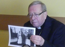 Bp P. Anweiler prezentuje fotografię, na której uwieczniono Karola Wojtyłę i trzy ewangelickie siostry - pielęgniarki opiekujące się jego chorym bratem Edmundem.