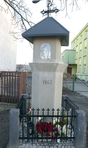 Poświęcone Matce Bożej miejsce kultu stanęło przy głównej ulicy miasta, prowadzącej starym traktem do Piotrkowa.