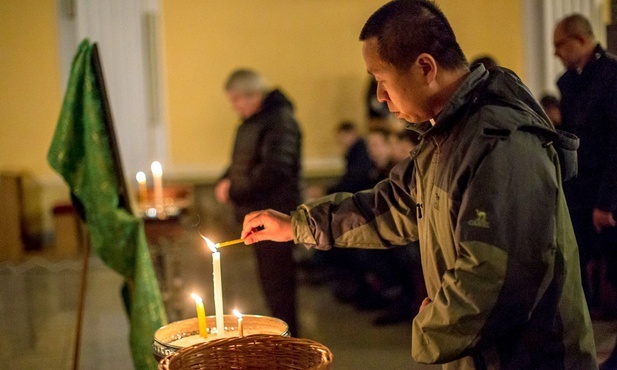 Ks. Xiaowang Shi zapalił symboliczną świecę za zmarłych rodaków.