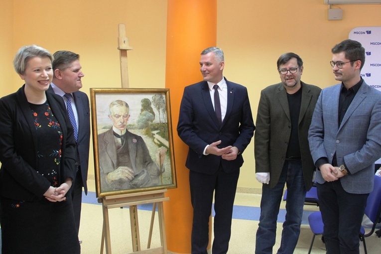 Obok dzieła Jacka Malczewskiego stoją od lewej: Paulina Szymalak-Bugajska, Leszek Ruszczyk, Rafał Rajkowski.