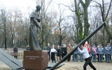 Pomnik ks. Radziszewskiego odsłonięto ponad rok temu.