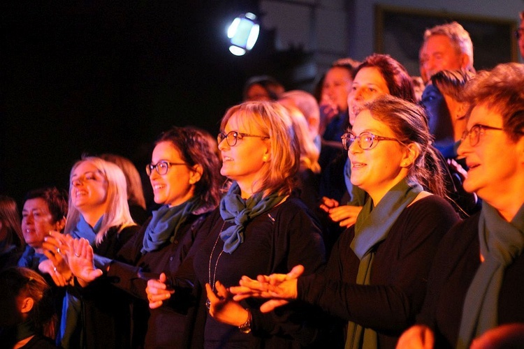 Chórzyści z zaangażowaniem śpiewali i zachęcali do żywiołowowści w uwielbianiu Pana w starobielskim kościele ewangelicko-augsburskim.