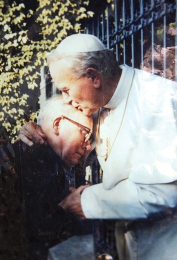 Na zdjęciu ks. A. Zienkiewicz w objęciach św. Jana Pawła II.