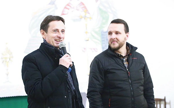 Maciej Tabor (z lewej) i Łukasz Samek ze wspólnoty  Strumienie Wody Żywej.