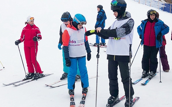 Zawodnicy z Klubu OS ADA na narciarskim treningu.