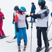 Zawodnicy z Klubu OS ADA na narciarskim treningu.