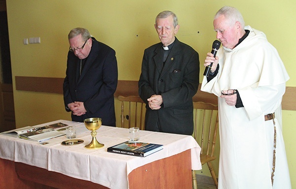 Goście spotkania o papieżu Polaku i o. Józef Klimurczyk  (po prawej) u hermanickich dominikanów.