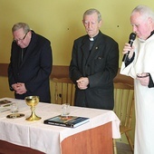 Goście spotkania o papieżu Polaku i o. Józef Klimurczyk  (po prawej) u hermanickich dominikanów.