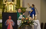Ks. Sławomir Marek w czasie Mszy św. z instalacją relikwii.