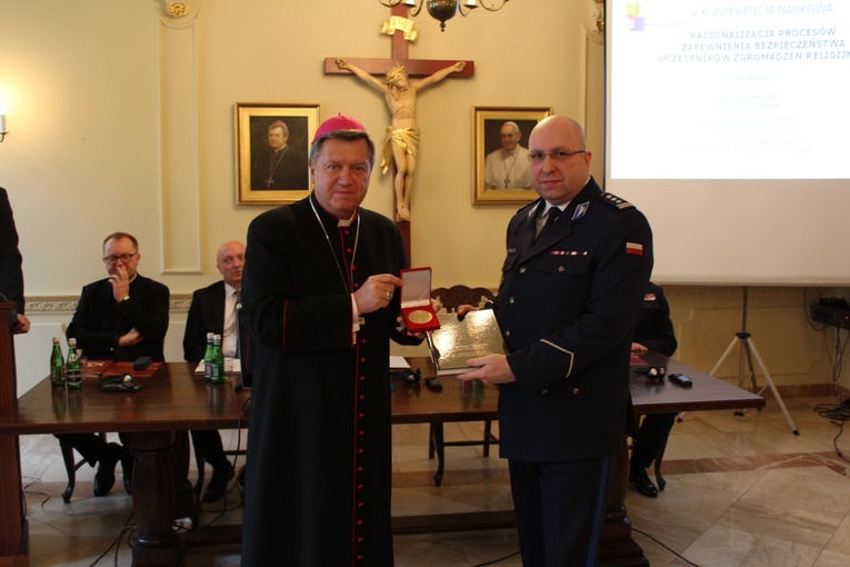 Medal 100. rocznicy powstania Policji Państwowej dla abp. Józefa Kupnego