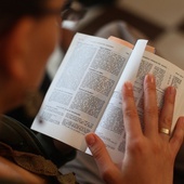 Lektura Pisma Świętego pomaga dobrze przeżyć każdy dzień.