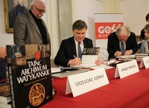 Na zakończenie spotkania Grzegorz Górny i Janusz Rosikoń podpisywali swój nowy album.