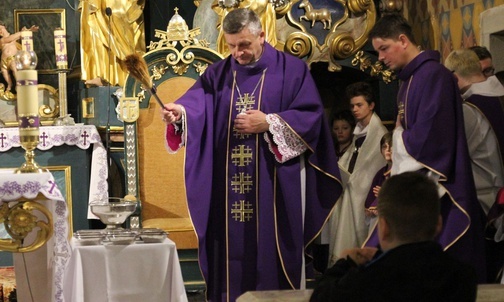 Bp Pindel pobłogosławił popiół, którym księża posypali głowy uczestnków liturgii.