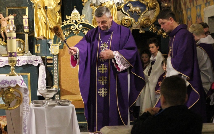 Bp Pindel pobłogosławił popiół, którym księża posypali głowy uczestnków liturgii.
