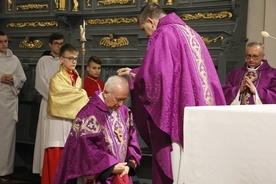 Jako pierwszy do obrzędu posypania głowy popiołem przystąpił ordynariusz diecezji.