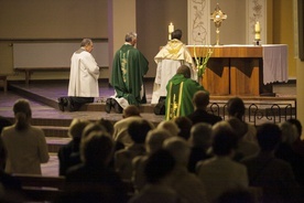 Kapłani na kolanach proszą o owoce beatyfikacji Prymasa Tysiąclecia