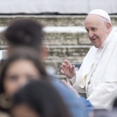 Papież odwołuje oficjalne spotkania, ale pracuje normalnie