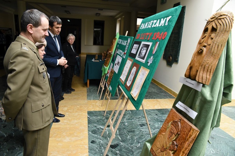 Z okazji promocji książki przygotowano wystawę prezentującą m.in. rzeźby Olgierda Sakowicza.