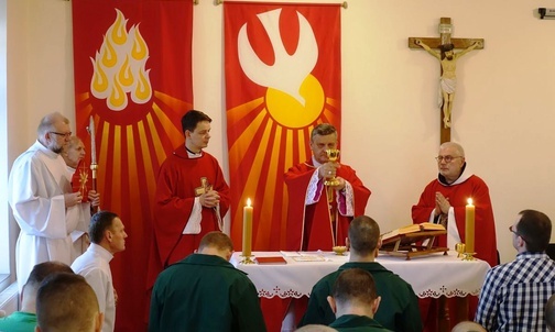 Bp Roman Pindel przewodniczył Mszy św. z udzieleniem sakramentu berzmowania w kaplicy Zakładu Karnego w Cieszynie.