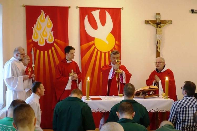Bp Roman Pindel przewodniczył Mszy św. z udzieleniem sakramentu berzmowania w kaplicy Zakładu Karnego w Cieszynie.