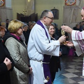 Biskup przekazuje relikwie św. o. Pio parafiom w Ostrowie i Laskowej.