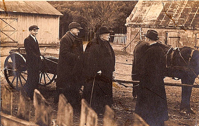 Arcybiskup Nowowiejski z księżmi Helenowskim (z lewej) i Zaleskim (z prawej) oraz lokajem Kwiatkowskim w Słupnie.