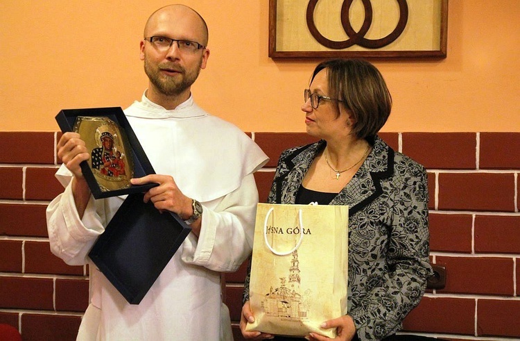 O. Tomasz Leśniewski z Jasnej Góry i Małgorzata Olma - koordynatorka bielskiego Telefonu Zaufania, z ryngrafem Matki Bożej Częstochowskiej.