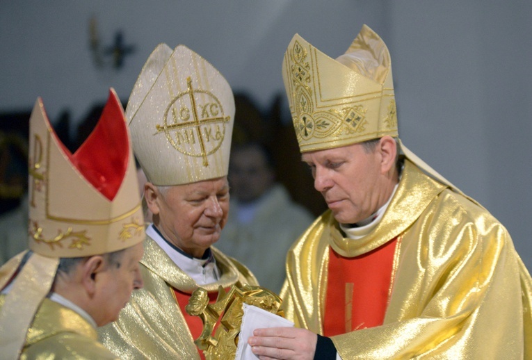 Jako pierwsi relikwie św. Kazimierza uszanowali (od lewej): bp Henryk Tomasik, bp Adam Odzimek i bp Piotr Turzyński.