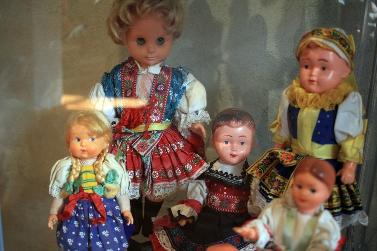 200 lalek z całego świata w muzeum w Głogówku