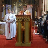 Ks. Łukasz Basisty w czasie celebracji w bielawskim kościele.