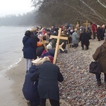 Droga Krzyżowa mężczyzn brzegiem morza w Gdyni.