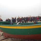 W Gdyni po raz 20. mężczyźni odprawili nad morzem doroczną Drogę Krzyżową
