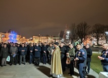 Mężczyźni modlili się na pl. Litewskim.
