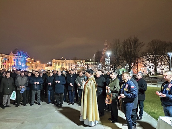 W modlitewnym spotkaniu na pl. Litewskim udział wzięło blisko 500 panów.