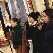 ▲	Zespół Nowonarodzeni zatroszczył się także o oprawę muzyczną Mszy św., która poprzedziła modlitwę o uzdrowienie.