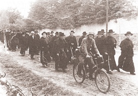▲	Aresztowani zakonnicy 19 września 1939 r. opuszczają Niepokalanów (źródło: CMJW). 