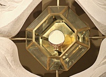 ▲	Pan Jezus w monstrancji kaplicy kościoła Mariackiego w Katowicach; niżej – kopia wizerunku z Manoppello.
